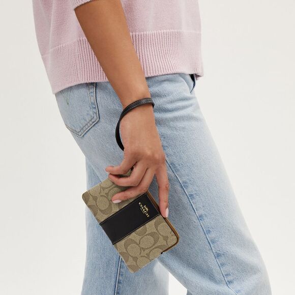 NWT Coach Outlet Corner Zip Wristlet In Signature Canvas - Picture 3 of 4